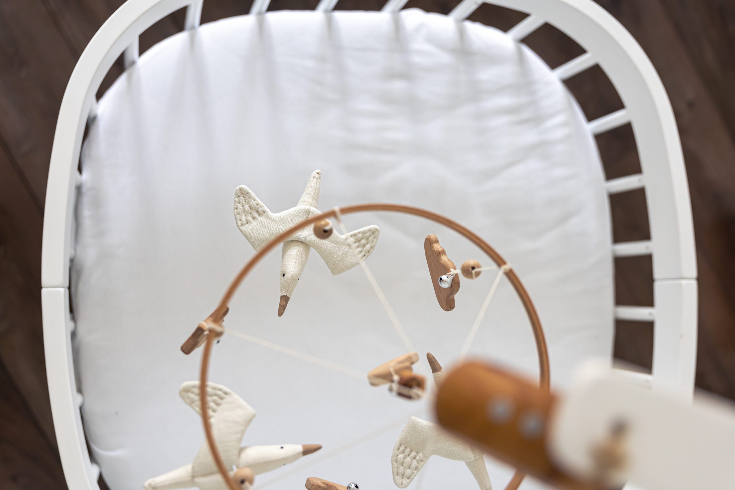 im mniej przedmiotów w łóżeczku, tym mniejsze ryzyko uduszenia lub przegrzania dziecka.